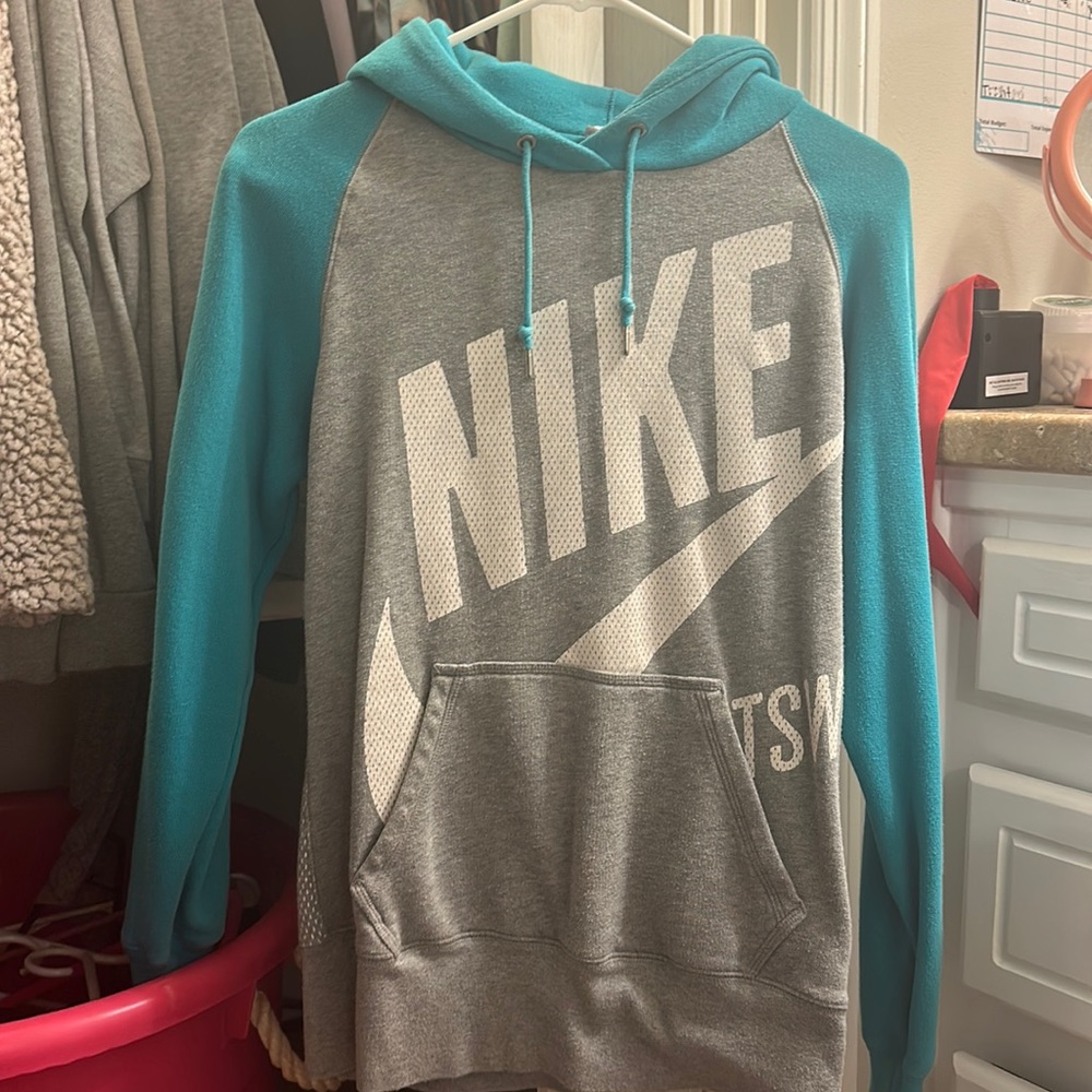 Women’s medium nike sweatshirt